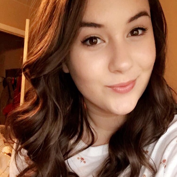 Meet your Posher, Kat - Picture 2 of 3